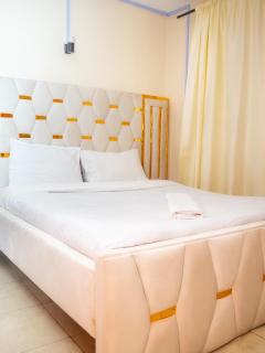 Luxury Two Bedroom Master & Suite Apartment - 2
