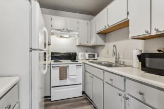Cozy & Spacious 2 Bedroom 2 Bathroom - Louisville - 6