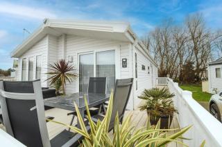 Spacious 8 Berth Luxury Lodge For Hire At Broadland Sands In Suffolk Ref 20033Cv - 2