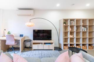 Stylish South Yarra Stay - Pool & Wellness Perks - 7