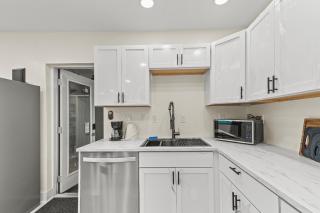 3 bedrooms and 2 bathrooms Charming Beachside House with King Bed - Pompano Beach - 2