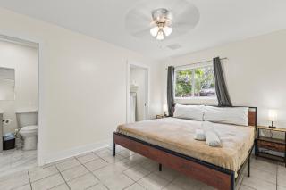 3 bedrooms and 2 bathrooms Charming Beachside House with King Bed - Pompano Beach - 3