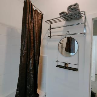 Shalom Haven - 4BR with Private-Parking SA - 5