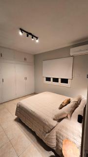 Cómodo departamento con jardín sobre Avenida Libertador - San Juan - 1