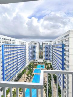 Sea Residences 2BR Pool View Unit for 4-8 pax - Beehive Stay MOA - Manila - 3