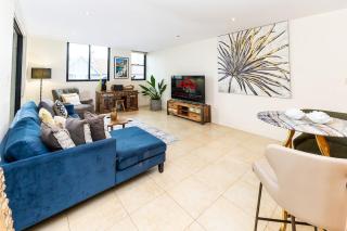 Bright & Spacious 2 BDR w Pool Parking Balcony AC - Sydney - 3