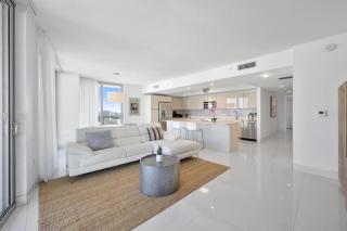 Luxury 3BR With Stunning Views on High Floor - Hallandale Beach - 5