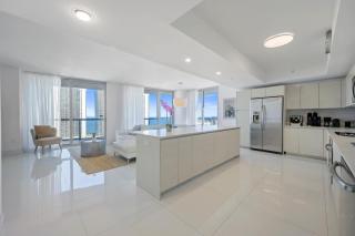 Luxury 3BR With Stunning Views on High Floor - Hallandale Beach - 0