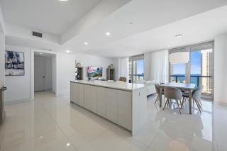 Luxury 3BR With Stunning Views on High Floor - Hallandale Beach - 1