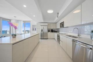Luxury 3BR With Stunning Views on High Floor - Hallandale Beach - 8