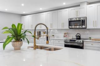 Luxurious Golf Course Retreat - Tampa - 6