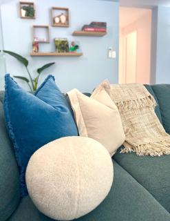 Luxury 2Bed 2bath Poolview apartment with Lift and 4pools - Cairns North - 9