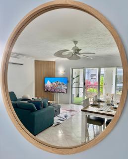 Luxury 2Bed 2bath Poolview apartment with Lift and 4pools - Cairns North - 5