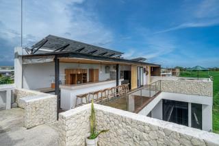 Eco Elegance Villa with Rooftop and Paddy Field View - Canggu - 4
