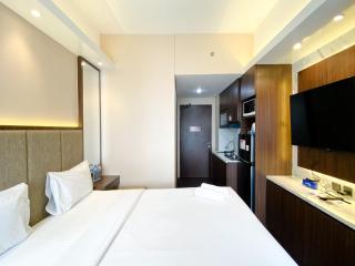 Cozy and Warm Studio Transpark Juanda Bekasi Timur Apartment By Travelio - Bekasi - 4