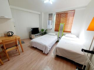 Short-term rental near Mangwon Station and Mangwon Traditional Market, studio apartment, entire house - Seul - 0