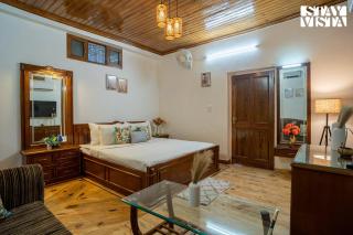 StayVista at The Northern Lake House with Balcony - 1