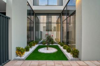 Dubai Luxury 4BR Villa in Murooj Al Furjan - 2