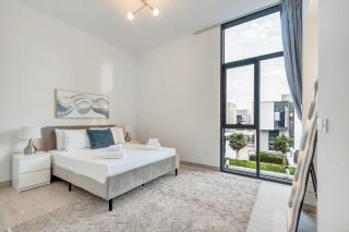 Dubai Luxury 4BR Villa in Murooj Al Furjan - 1