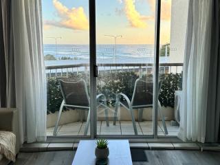 Surfers Paradise Ocean View Apartment with Pool & Lift Access - Gold Coast - 9