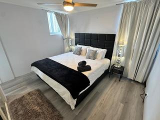 Surfers Paradise Ocean View Apartment with Pool & Lift Access - Gold Coast - 3