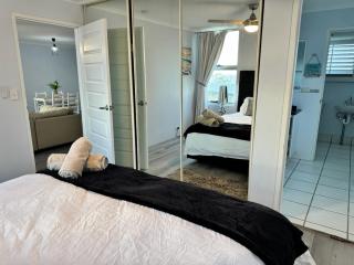 Surfers Paradise Ocean View Apartment with Pool & Lift Access - Gold Coast - 1