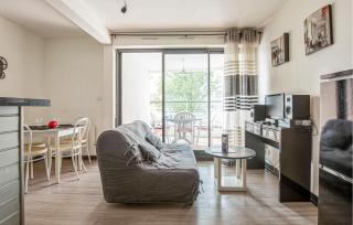 Pet Friendly Apartment In La Rochelle - 8