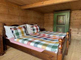 Gemütliches Chalet-Zimmer in Swiss Historic Holidays Rosalie - Brunnadern - 8