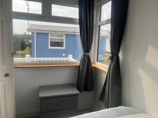 SeasideEscape-2Br-Sleeps4-Parking-PetsOK-Fireplace - 3