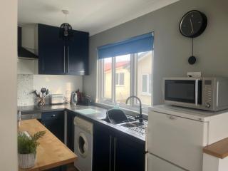 SeasideEscape-2Br-Sleeps4-Parking-PetsOK-Fireplace - 1