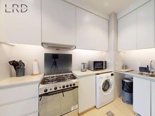Spacious 2BR Apartment in Emaar South - Dubai - 3