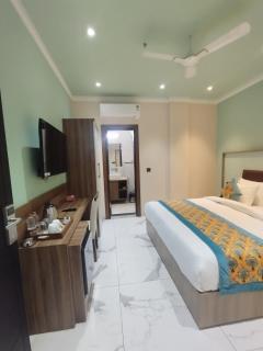 The SM Hotel By RMR Hotels - 1