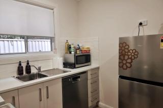 Modern Studio 10mins walk to Wollongong Hospital & Train Station with Parking - 1