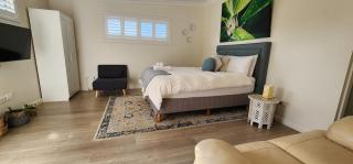 Modern Studio 10mins walk to Wollongong Hospital & Train Station with Parking - 8
