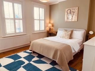 Stunning Home, Garden, Parking & Close Train Stations - 5