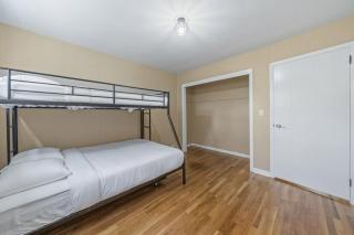 7 Bed Haven Sleeps 12 20Min to NYC Massage Chair - 4