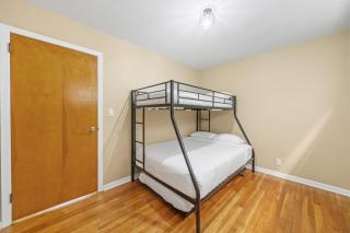7 Bed Haven Sleeps 12 20Min to NYC Massage Chair - 1
