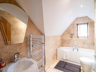 Exclusive 3-Bedroom Villa in Sheffield - 3