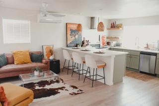 Serene Modern Home Backdoor with great WiFi, games, movies, patio seating and bbq Easy Access to North Joshua Tree National Park in 10 minutes - 3