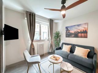 Elegant Escape near Arc de Triomphe - 7