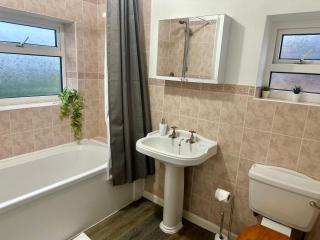 Spacious 4 Bed Home Near NEC, JLR & Airport Parking for 3 Cars Ideal for Contractors! - Olton - 3