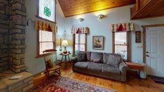 Hemlock Hideaway - 3