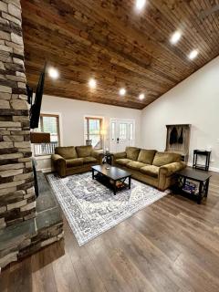 Cozy 3 BR Cabin with Pond on 3 acres - New River Gorge - Summersville Lake - 4