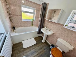 Spacious 4 Bed Home Near NEC, JLR & Airport Parking for 3 Cars Ideal for Contractors! - Olton - 7