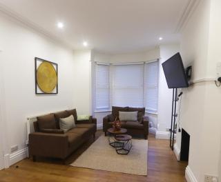 Modern 4-Bed Home Sleeps 8 Close to City Centre Parking Available - exc restricted hours - Nottingham - 0