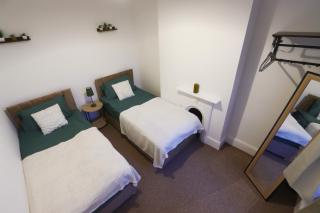 Modern 4-Bed Home Sleeps 8 Close to City Centre Parking Available - exc restricted hours - Nottingham - 4