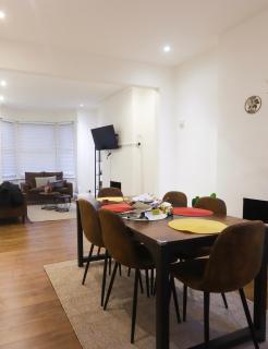 Modern 4-Bed Home Sleeps 8 Close to City Centre Parking Available - exc restricted hours - Nottingham - 3