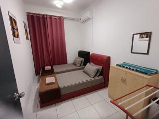Naanee Homestay near Putrajaya Cyberjaya - musleem only - 8