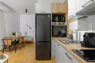 Serene City Hideaway with Balcony & Modern Comfort - Athene - 4