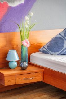 - Stellar Haven Deluxe with Cosmic Design - 3-Room Space-Themed Apartment 75 qm - Central Location - Balcony - Renovated 2024 with TV & Netflix - Full Kitchen - Free Parking - Near Metro & Airport - Galaxy-Inspired Interior - - Duisburgo - 2